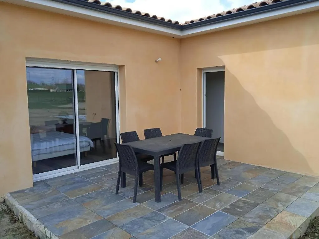 La Villa Des Muriers Tres Spacieuse Dans Un Environnement Calme Malause